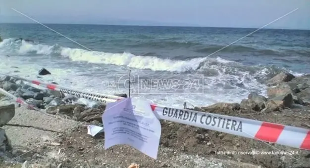Corigliano Rossano, opere abusive in spiaggia: deferite due persone