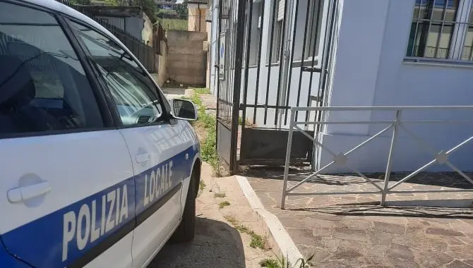 Comune di Briatico, l'auto della municipale lasciata davanti alla rampa per disabili