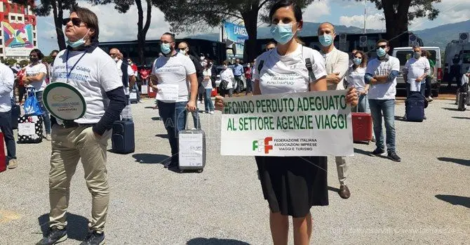 Fase 2 Calabria, il settore viaggi protesta a Lamezia Terme: «Vogliamo ripartire»