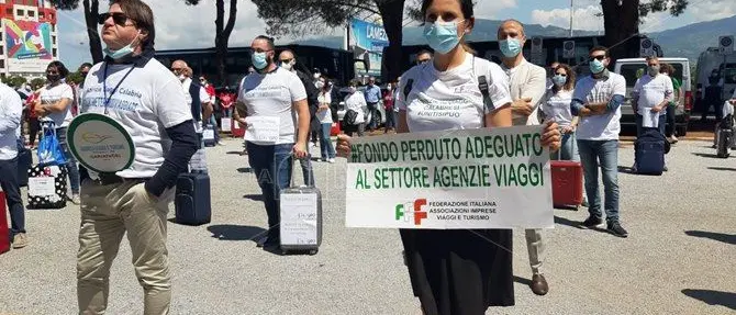 Fase 2 Calabria, il settore viaggi protesta a Lamezia Terme: «Vogliamo ripartire»