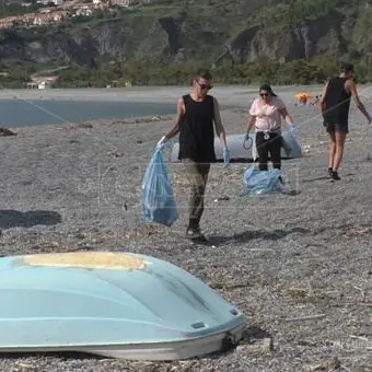 Praia, vietati i mezzi meccanici per pulire la spiaggia: ci pensano i cittadini