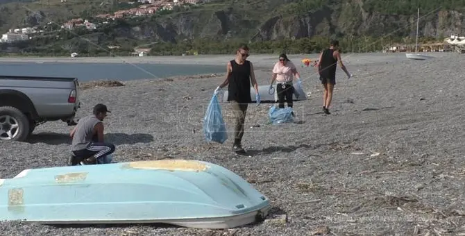 Praia, vietati i mezzi meccanici per pulire la spiaggia: ci pensano i cittadini