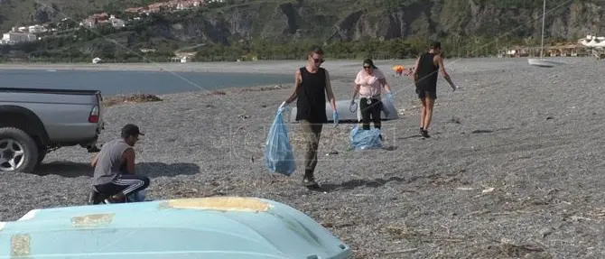 Praia, vietati i mezzi meccanici per pulire la spiaggia: ci pensano i cittadini