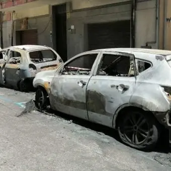 Reggio Calabria, in fiamme 5 auto e una moto