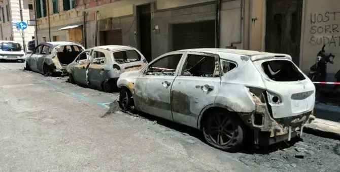 Reggio Calabria, in fiamme 5 auto e una moto