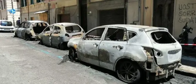 Reggio Calabria, in fiamme 5 auto e una moto
