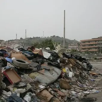 Melito, 8 famiglie in baracche accanto a discarica: «Situazione allarmante»