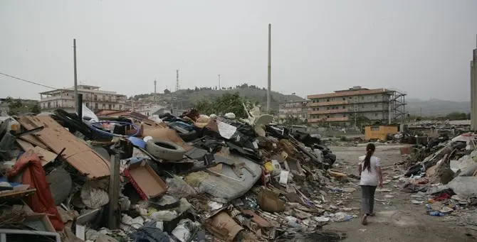 Melito, 8 famiglie in baracche accanto a discarica: «Situazione allarmante»