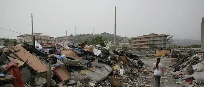 Melito, 8 famiglie in baracche accanto a discarica: «Situazione allarmante»