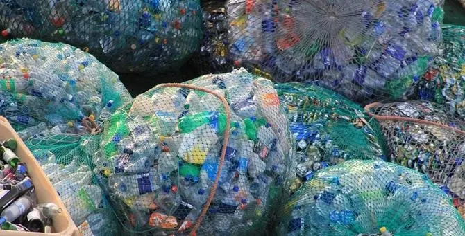 Crotone, startup crea dispositivi anti coronavirus con plastica riciclata