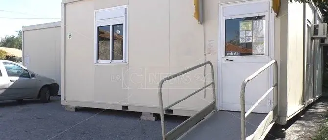 Lamezia, Poste nel container. L'ira delle associazioni: «Vengano trasferite»