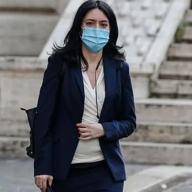 Scuola, a settembre con visiere e divisori tra i banchi. Azzolina: «Valutiamo»