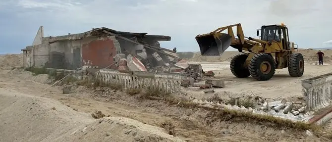 A Corigliano-Rossano demolito un lido confiscato alla criminalità: foto e video