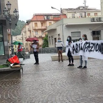 La protesta dei neolaureati in Farmacia: «Basta esame di Stato. Abilitazione subito»