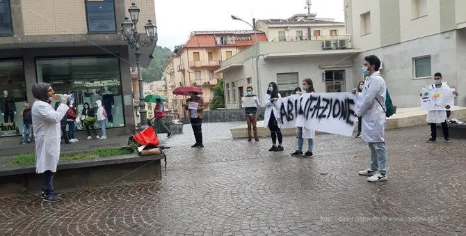 La protesta dei neolaureati in Farmacia: «Basta esame di Stato. Abilitazione subito»