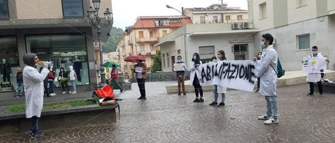 La protesta dei neolaureati in Farmacia: «Basta esame di Stato. Abilitazione subito»