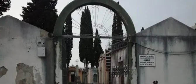 Profanata la tomba di un bimbo, comunità di Mileto sotto shock