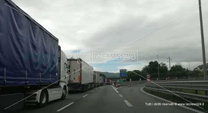 Incidente tra Rogliano e Altilia, tir finisce di traverso in autostrada