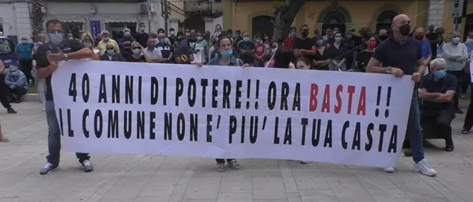 Fase 2, a Praia protestano i cittadini: «Le ordinanze del sindaco rallentano la ripresa»