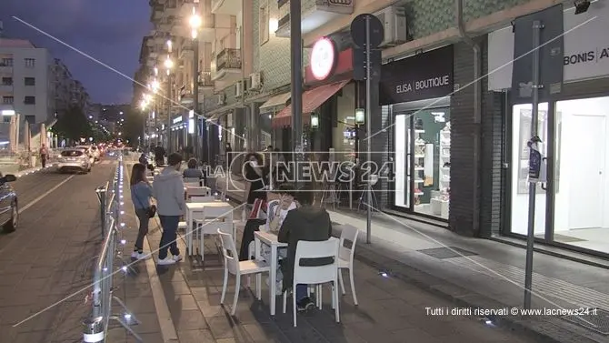 Cosenza, strada chiusa in piazza Bilotti per favorire la movida