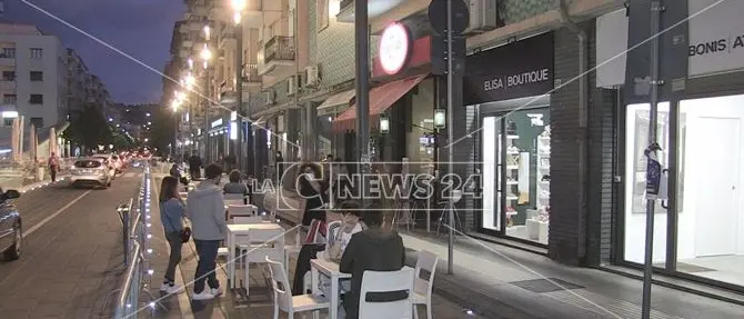 Cosenza, strada chiusa in piazza Bilotti per favorire la movida