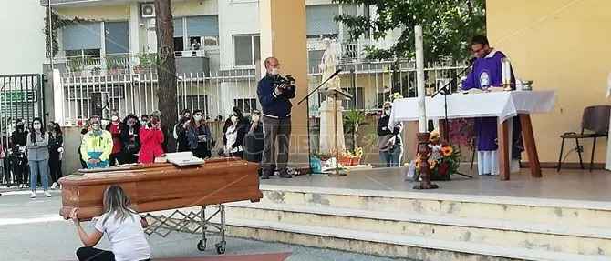 L'ultimo saluto al guerriero di Soverato. Tanta commozione ai funerali di Orlando