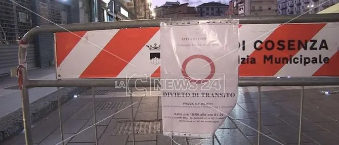Cosenza, giallo a Piazza Bilotti: ordinanza fantasma e traffico riaperto