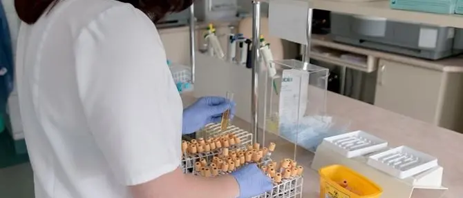 Coronavirus, studio italiano individua i geni che aumentano il rischio contagio