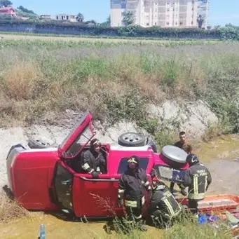 Cirò Marina, 89enne esce fuoristrada e finisce in un canalone