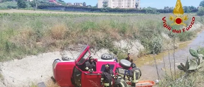 Cirò Marina, 89enne esce fuoristrada e finisce in un canalone