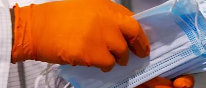 Coronavirus, l’Oms: «No ai guanti. Usarli aumenta il rischio infezione»
