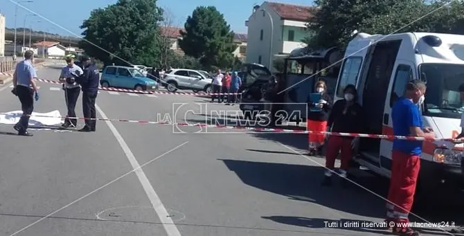 Incidente a Catanzaro, travolto da un'auto in corsa: muore 75enne