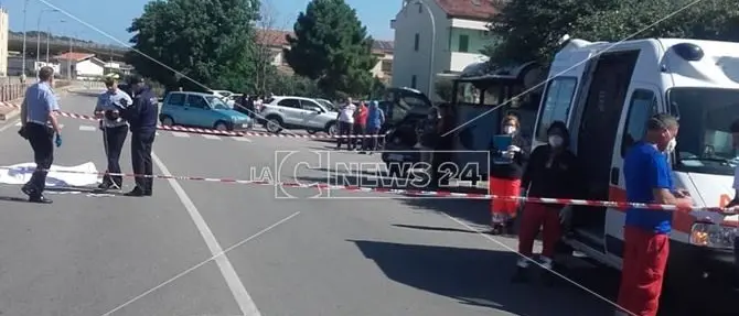 Incidente a Catanzaro, travolto da un'auto in corsa: muore 75enne