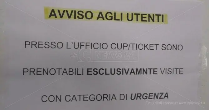 Ospedale Lamezia, ore di fila e solo visite urgenti: la fase 3 non è iniziata