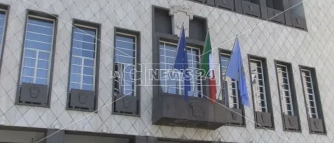Comune di Cosenza, il materiale di cancelleria si compra dal figlio di un consigliere