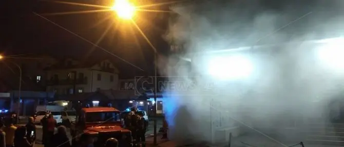 Incendio in un negozio a Serra San Bruno: evacuato un palazzo