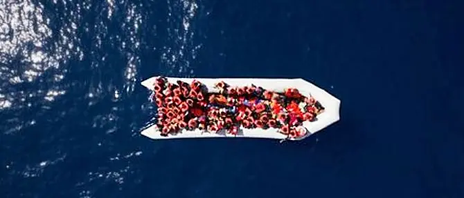 Migranti, naufragio in Tunisia: 34 morti. Recuperati i corpi di 22 donne e 3 bimbi