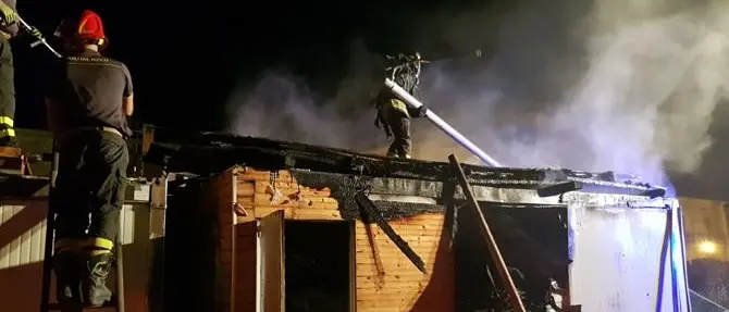 Due incendi nel Reggino, in fiamme un autolavaggio e il deposito di un lido