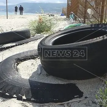 Vibo Valentia, ecco il cimitero degli pneumatici seppelliti sotto la spiaggia di Bivona