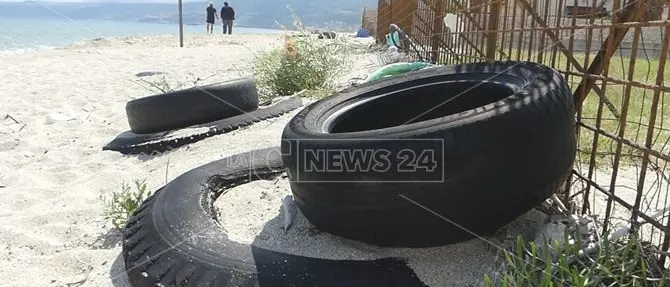Vibo Valentia, ecco il cimitero degli pneumatici seppelliti sotto la spiaggia di Bivona