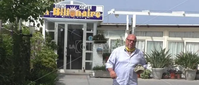 Scalea, imprenditore incatenato interrompe la protesta