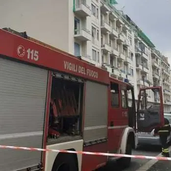Mamma si butta dal terzo piano con la figlioletta per sfuggire a un incendio