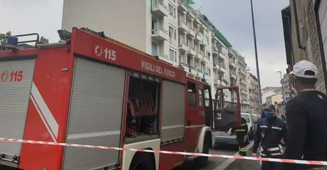 Mamma si butta dal terzo piano con la figlioletta per sfuggire a un incendio