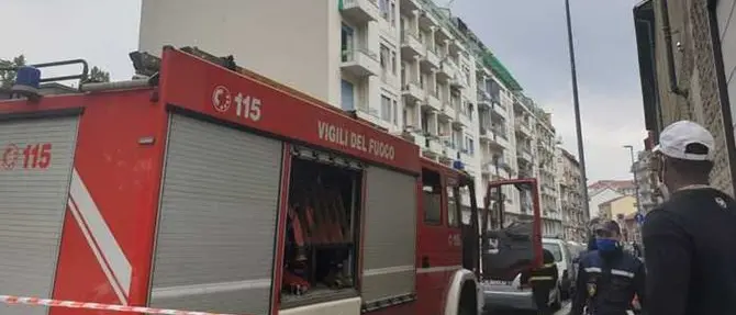 Mamma si butta dal terzo piano con la figlioletta per sfuggire a un incendio