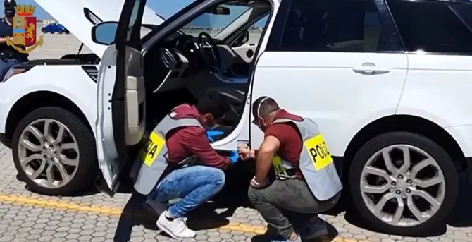 Porto di Gioia Tauro, sventato traffico internazionale di auto di lusso