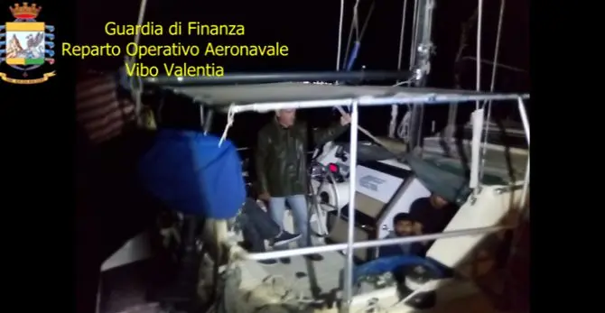 Riprendono gli sbarchi, 59 migranti sbarcano nella notte a Crotone