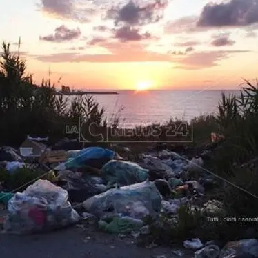 Briatico, un tramonto tra i rifiuti: così gli zozzoni deturpano la bellezza