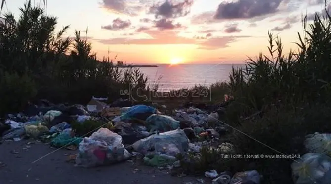 Briatico, un tramonto tra i rifiuti: così gli zozzoni deturpano la bellezza