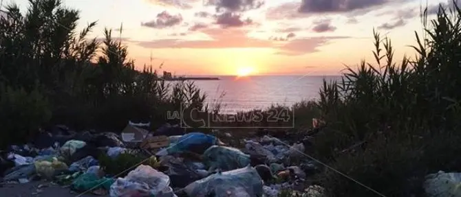 Briatico, un tramonto tra i rifiuti: così gli zozzoni deturpano la bellezza
