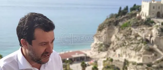 Matteo Salvini a Tropea: «La prossima volta torno in costume da bagno»